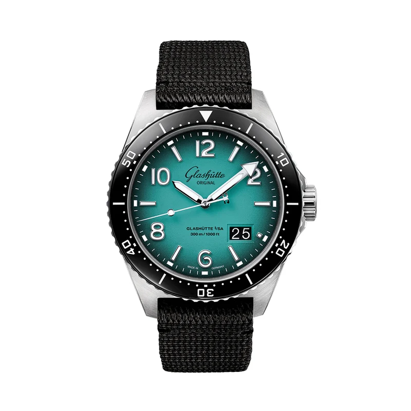SeaQ Panorama Date "Northern Tide“ Limited Edition 43.2mm - Turquoise on Bracelet w/ Additional Fabric Strap