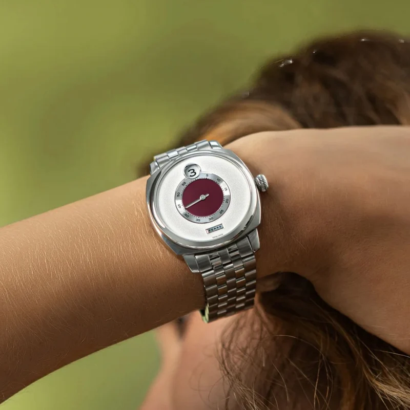 Brunswick Jump Hour "Barleycorn Plum" 40.5mm - Silver-White on Bracelet