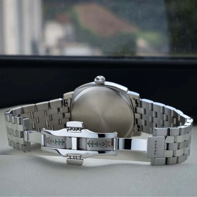 Brunswick "Aurora" 40mm - Blue, Mother-of-Pearl on Bracelet