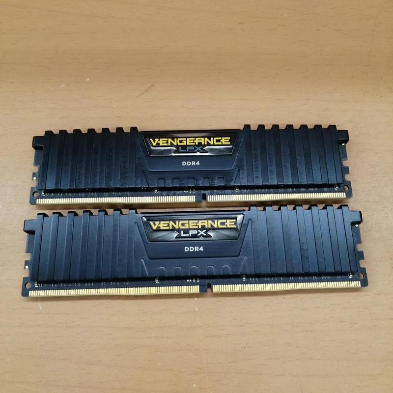 CORSAIR Arbeitsspeicher (2 x 8 GB Riegel) CMK16GX4M2A2666C16