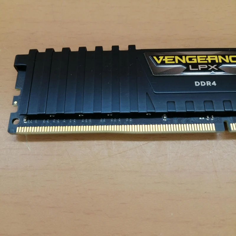 CORSAIR Arbeitsspeicher (2 x 8 GB Riegel) CMK16GX4M2A2666C16