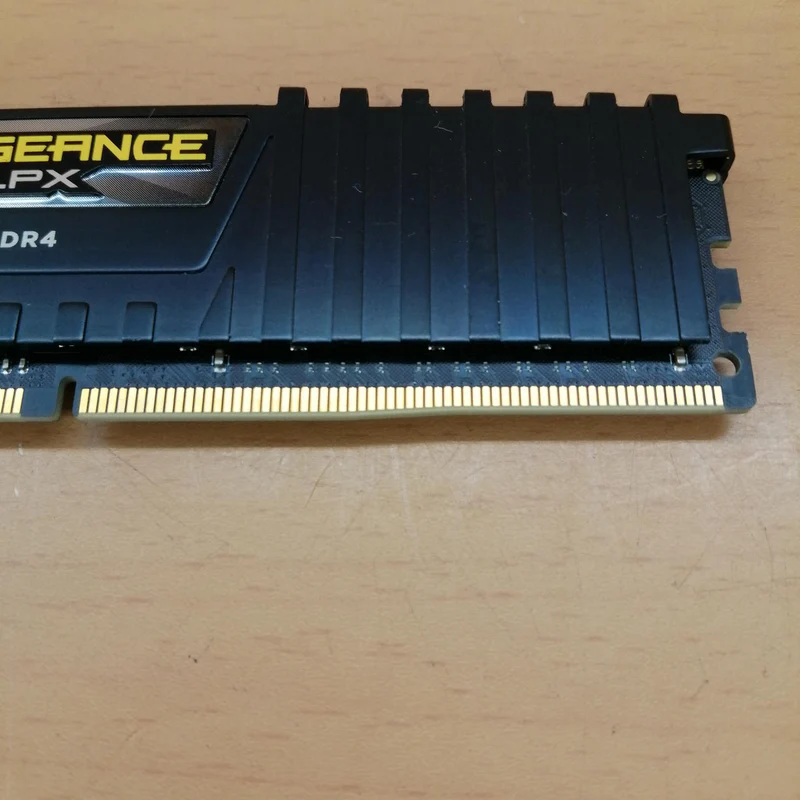 CORSAIR Arbeitsspeicher (2 x 8 GB Riegel) CMK16GX4M2A2666C16