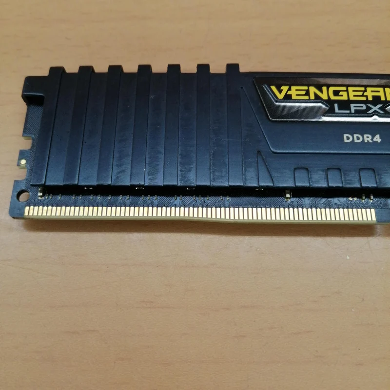 CORSAIR Arbeitsspeicher (2 x 8 GB Riegel) CMK16GX4M2A2666C16