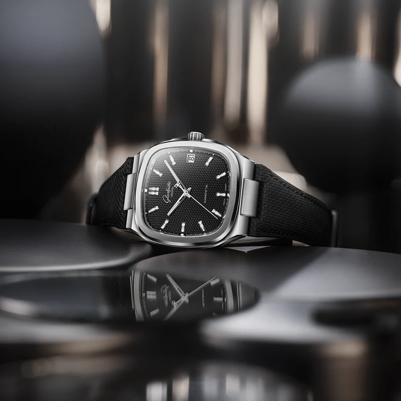 Seventies Limited Edition "Vinyl Record" 39mm - Black on Bracelet w/ Additional Rubber Strap