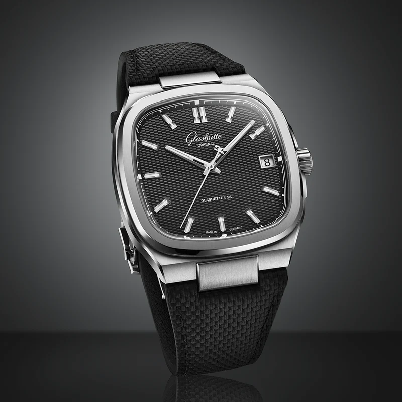 Seventies Limited Edition "Vinyl Record" 39mm - Black on Bracelet w/ Additional Rubber Strap