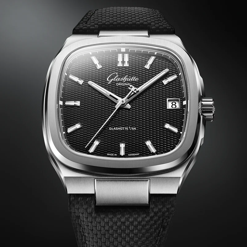 Seventies Limited Edition "Vinyl Record" 39mm - Black on Bracelet w/ Additional Rubber Strap