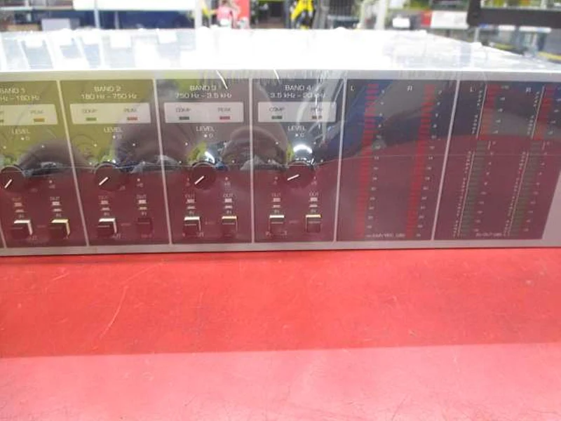 BEHRINGER Multiband-Kompressor MDX8000 COMBINATOR