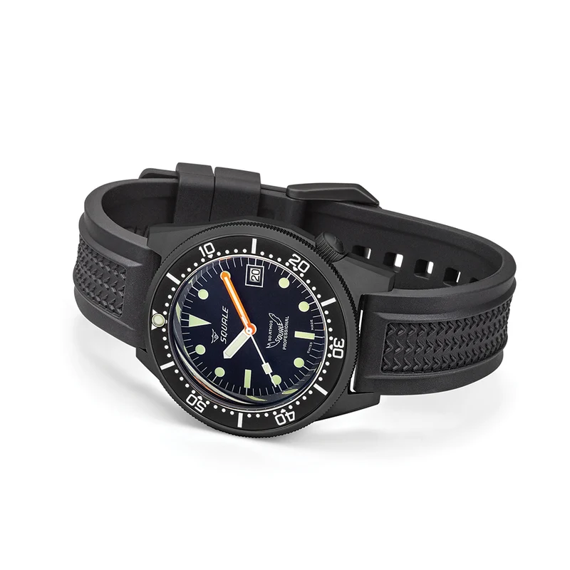 1521 Black DLC 42mm - Black on Bracelet