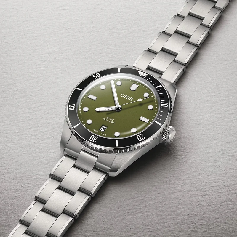 Divers Date 39mm - Green on Bracelet