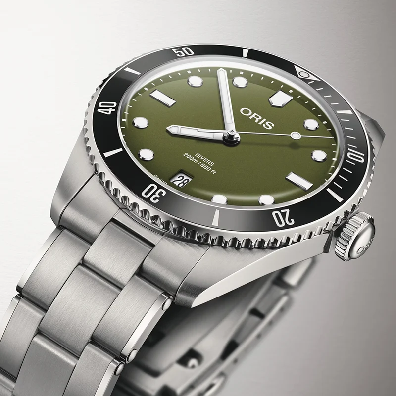 Divers Date 39mm - Green on Bracelet