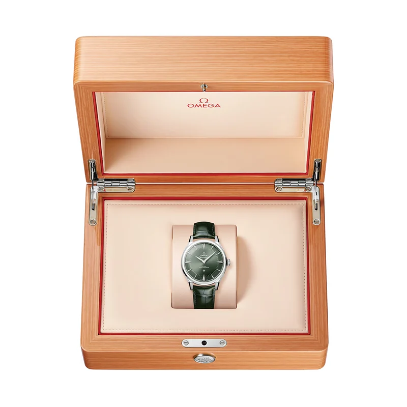 Constellation Observatory 39.4mm - Green on Leather Strap