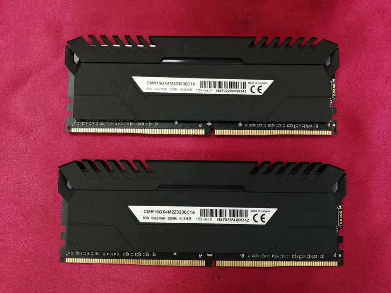 CORSAIR Arbeitsspeicher CMR16GX4M2Z3200C16