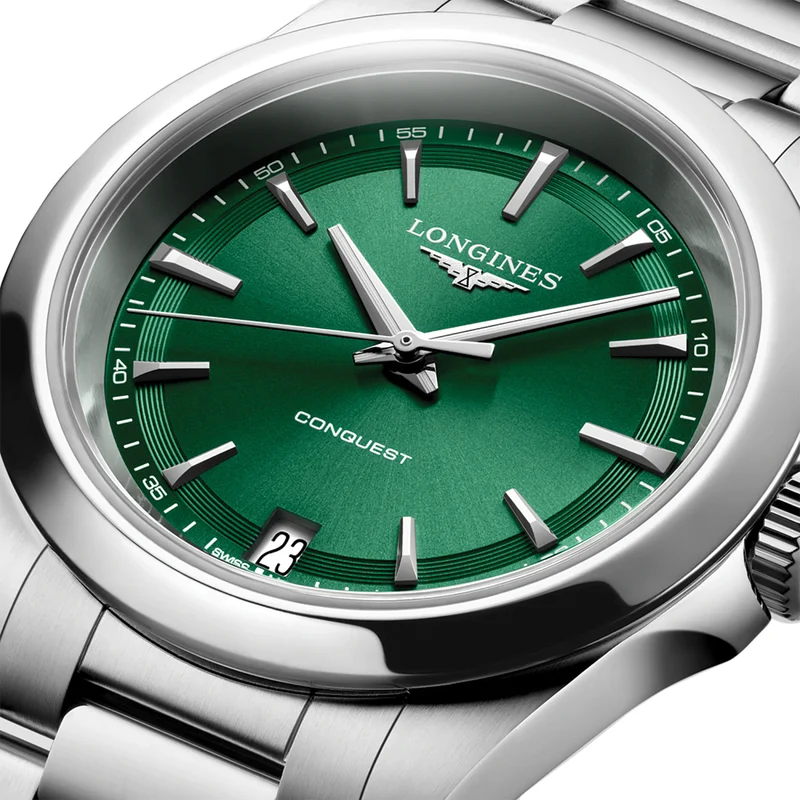 Conquest Quartz 34mm - Green on Bracelet