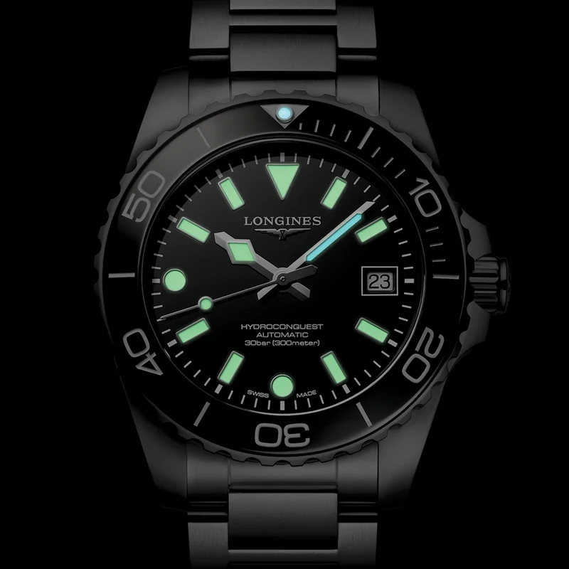 HydroConquest 39mm - Black on Bracelet