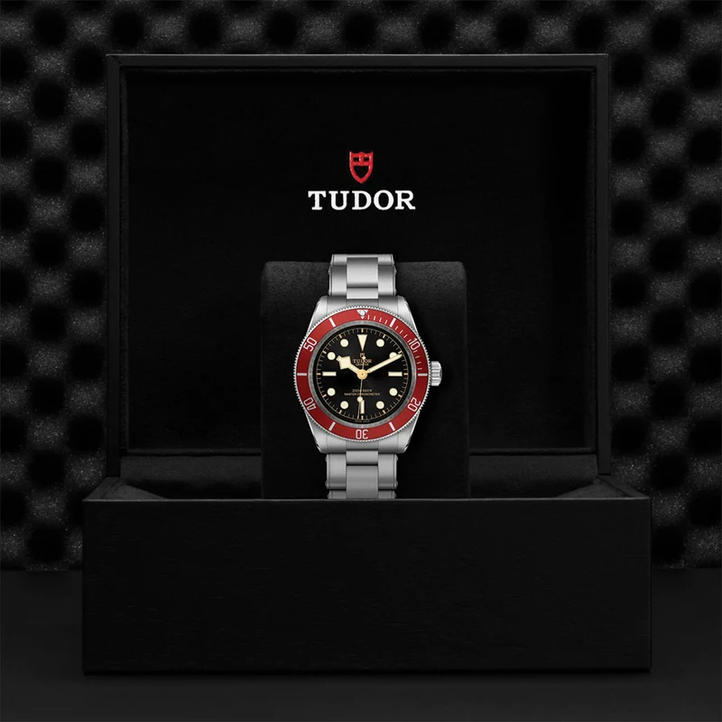 Black Bay 41mm - Black, Burgundy Bezel on Bracelet