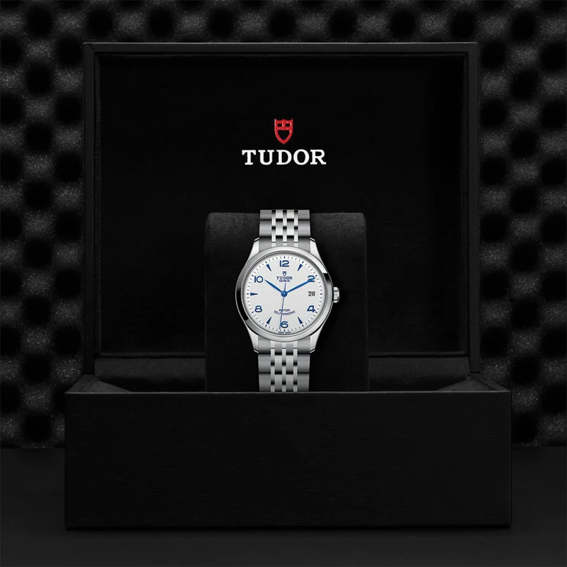 1926 36mm - Opaline on Bracelet