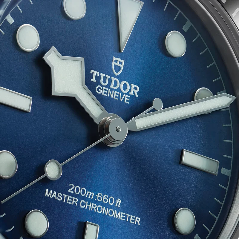 Black Bay 68 43mm - Blue, Black Bezel on Bracelet