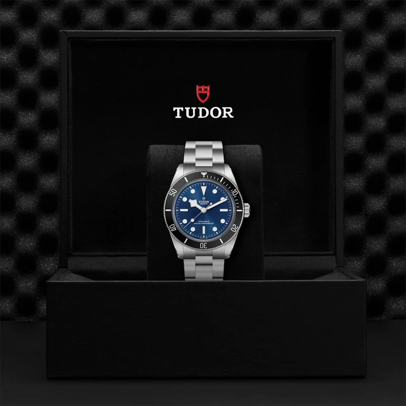 Black Bay 68 43mm - Blue, Black Bezel on Bracelet
