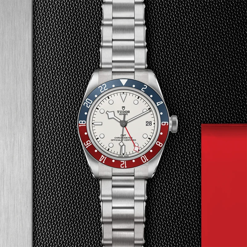 Black Bay GMT 41mm - Opaline on Bracelet