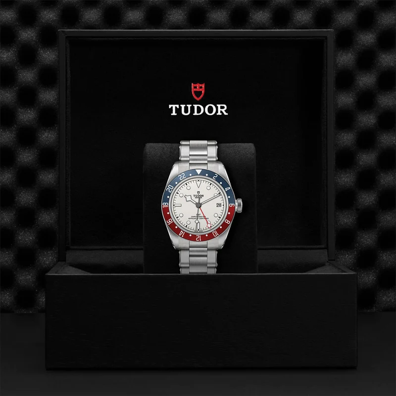 Black Bay GMT 41mm - Opaline on Bracelet