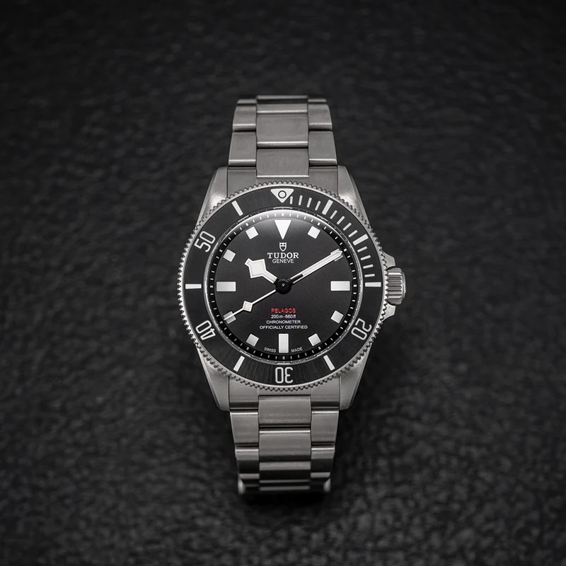Pelagos Titanium 39mm - Black on Bracelet w/ Extra Rubber Strap