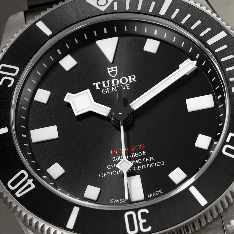Pelagos Titanium 39mm - Black on Bracelet w/ Extra Rubber Strap