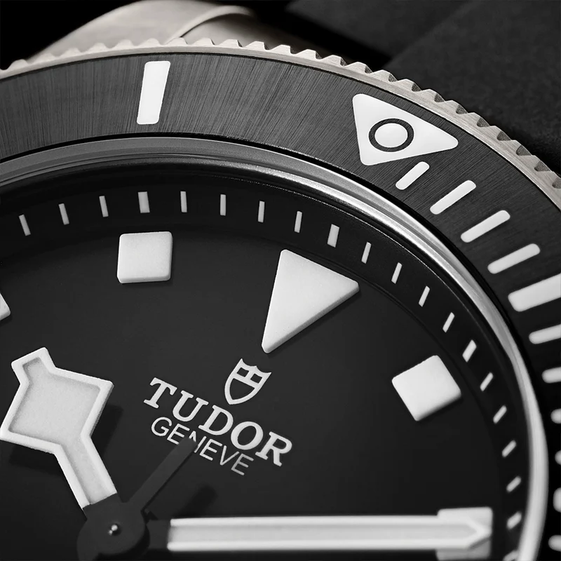 Pelagos Titanium 39mm - Black on Bracelet w/ Extra Rubber Strap