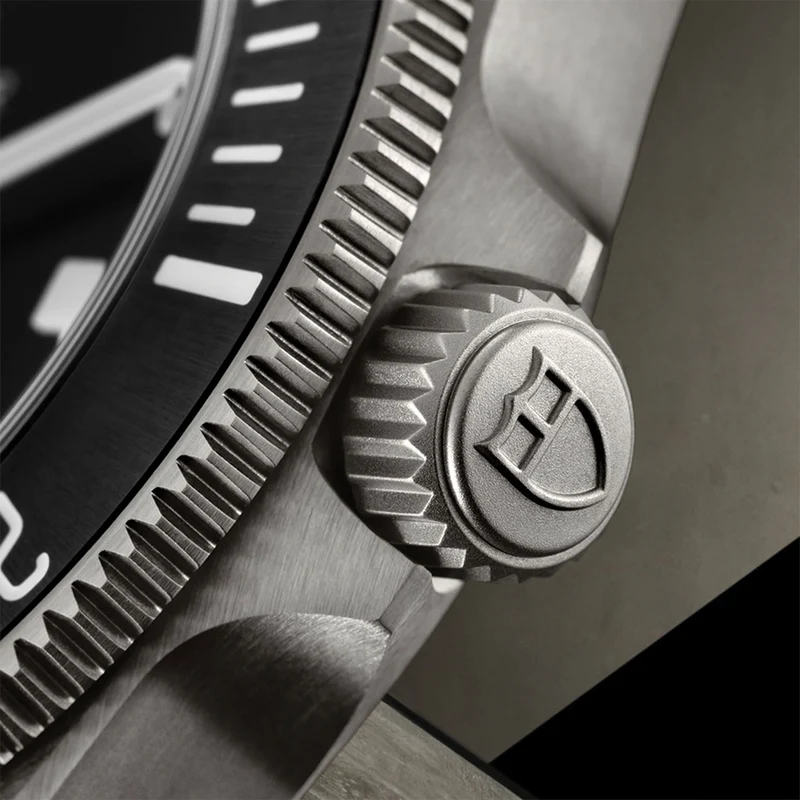 Pelagos Titanium 39mm - Black on Bracelet w/ Extra Rubber Strap