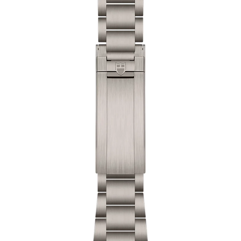 Pelagos Titanium 39mm - Black on Bracelet w/ Extra Rubber Strap