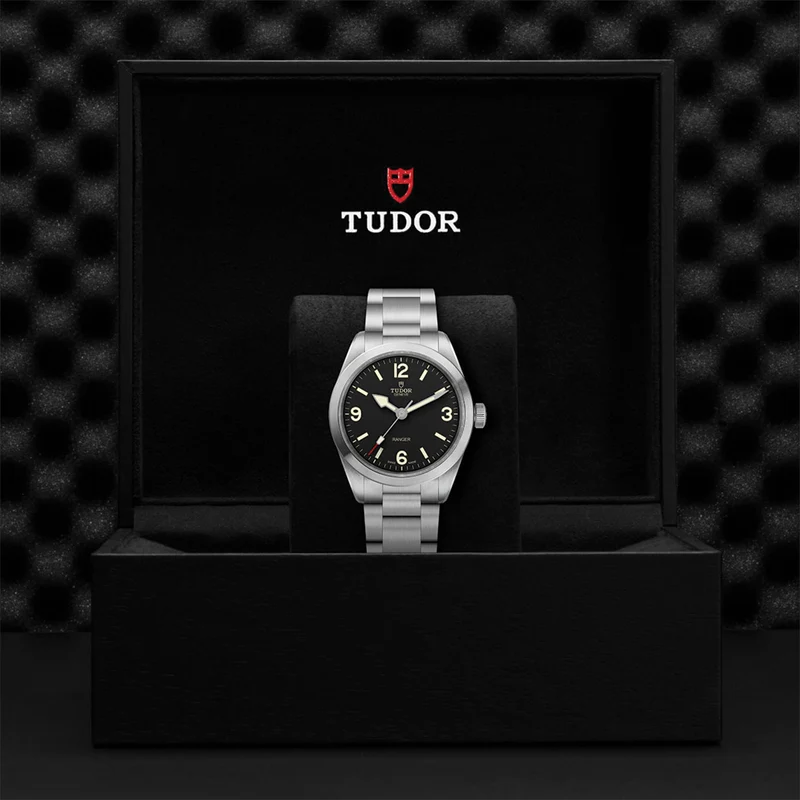 Ranger 39mm - Black on Bracelet