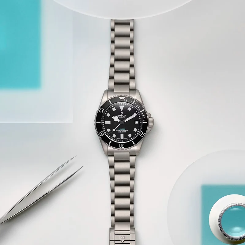 Pelagos Ultra Titanium 43mm - Black on Bracelet w/ Extra Rubber Strap