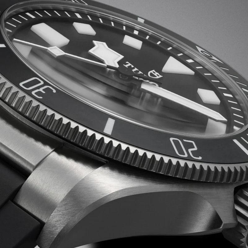 Pelagos Ultra Titanium 43mm - Black on Bracelet w/ Extra Rubber Strap