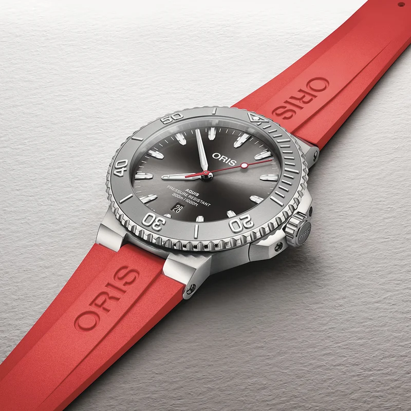 Aquis Date Relief 43.5mm - Silver on Rubber Strap