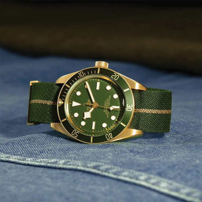 Black Bay 58 18K Yellow-Gold 39mm - Green on Leather Strap w/ Extra Fabric Strap
