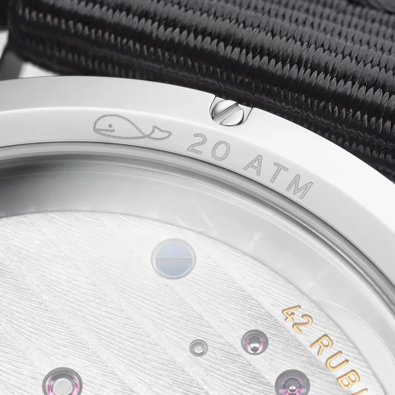 Ahoi Neomatik Sapphire Back 38mm - White Silver-Plated on Fabric Strap
