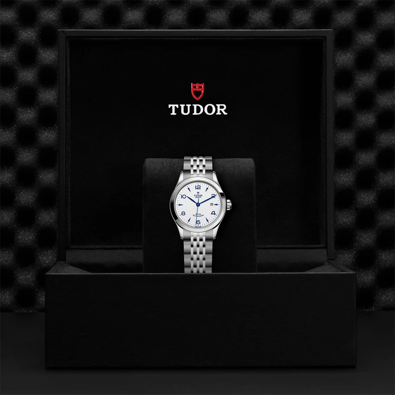 1926 28mm - Opaline on Bracelet