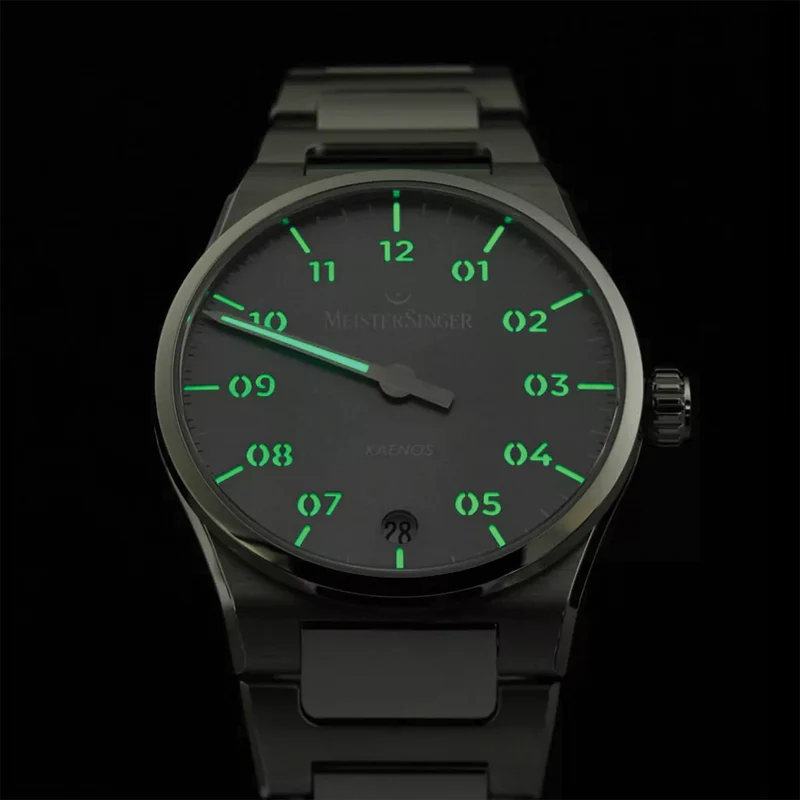 Kaenos 40mm - Grey on Bracelet