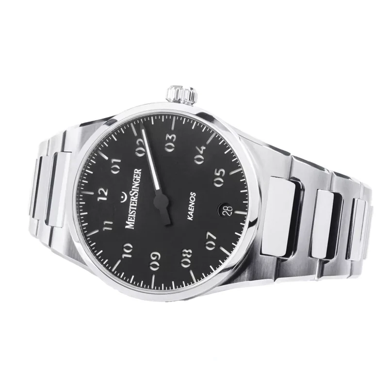 Kaenos 40mm - Black on Bracelet
