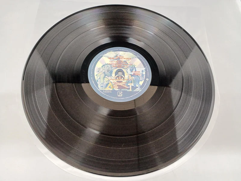 PIONEER – Der Welt gewidmet / Queen P-10430E