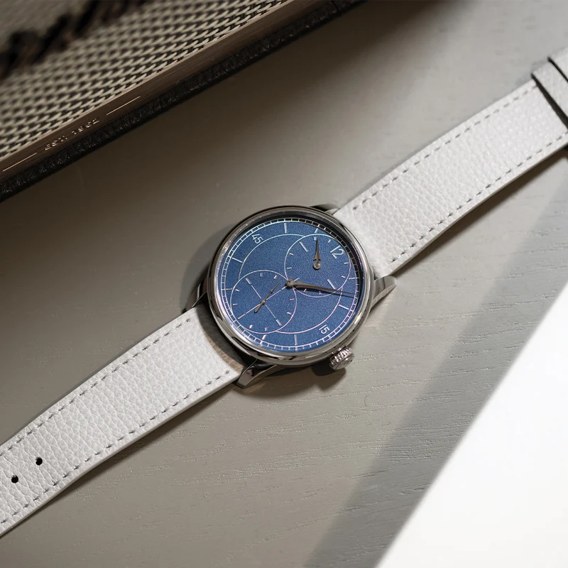 Le Régulateur Gravé Bleu 39mm - Blue on Leather Strap