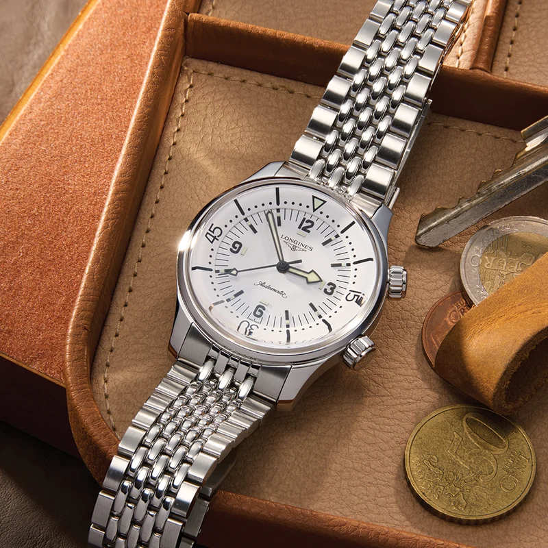 Legend Diver 39mm - White on Bracelet