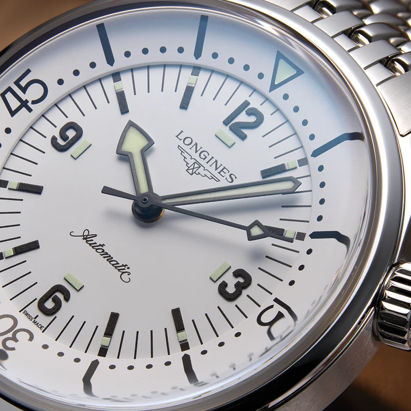 Legend Diver 39mm - White on Bracelet