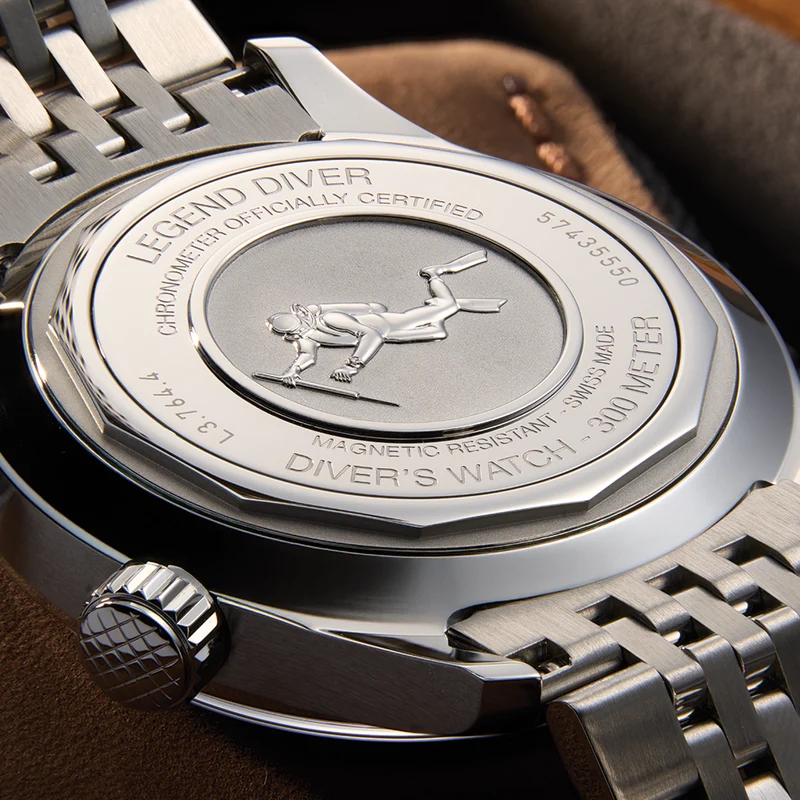 Legend Diver 39mm - White on Bracelet