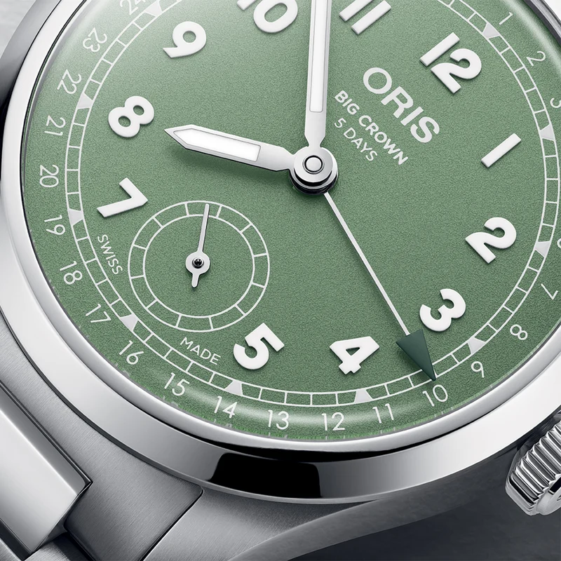 Big Crown Pointer Date Caliber 403 40mm - Green on Bracelet