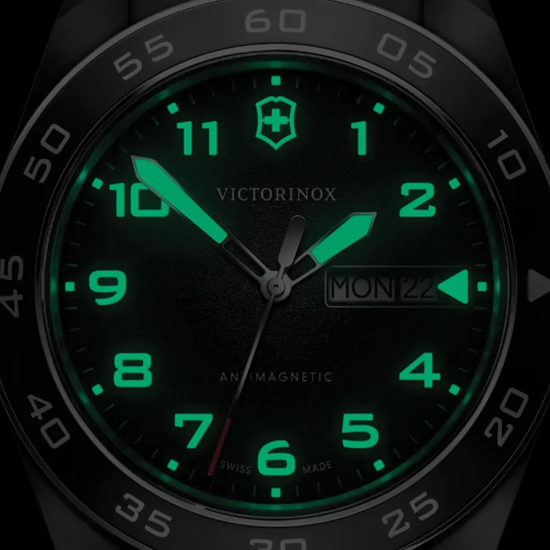 Swiss Army Quartz 42mm - Black on Bracelet