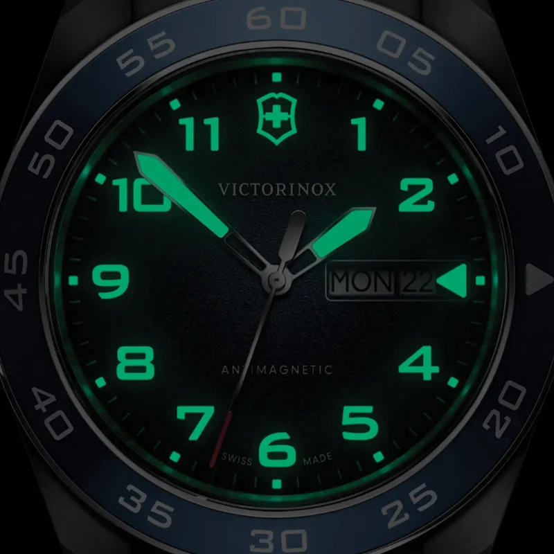 Swiss Army Quartz 42mm - Blue on Bracelet