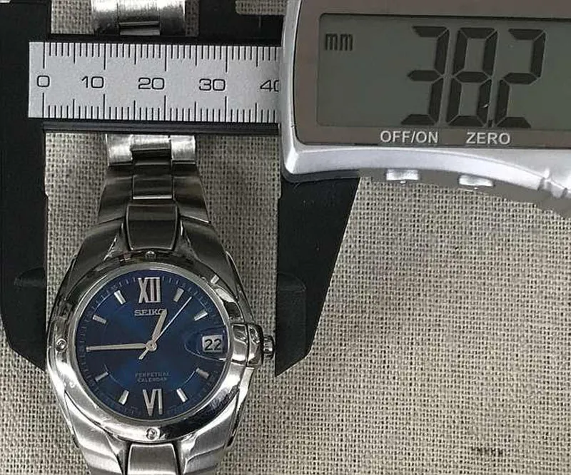 SEIKO (Delikatware) Quarzarmbanduhr 8F32-005A
