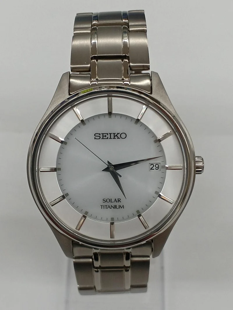 SEIKO Solar-Armbanduhr aus Titan V157-0BX0