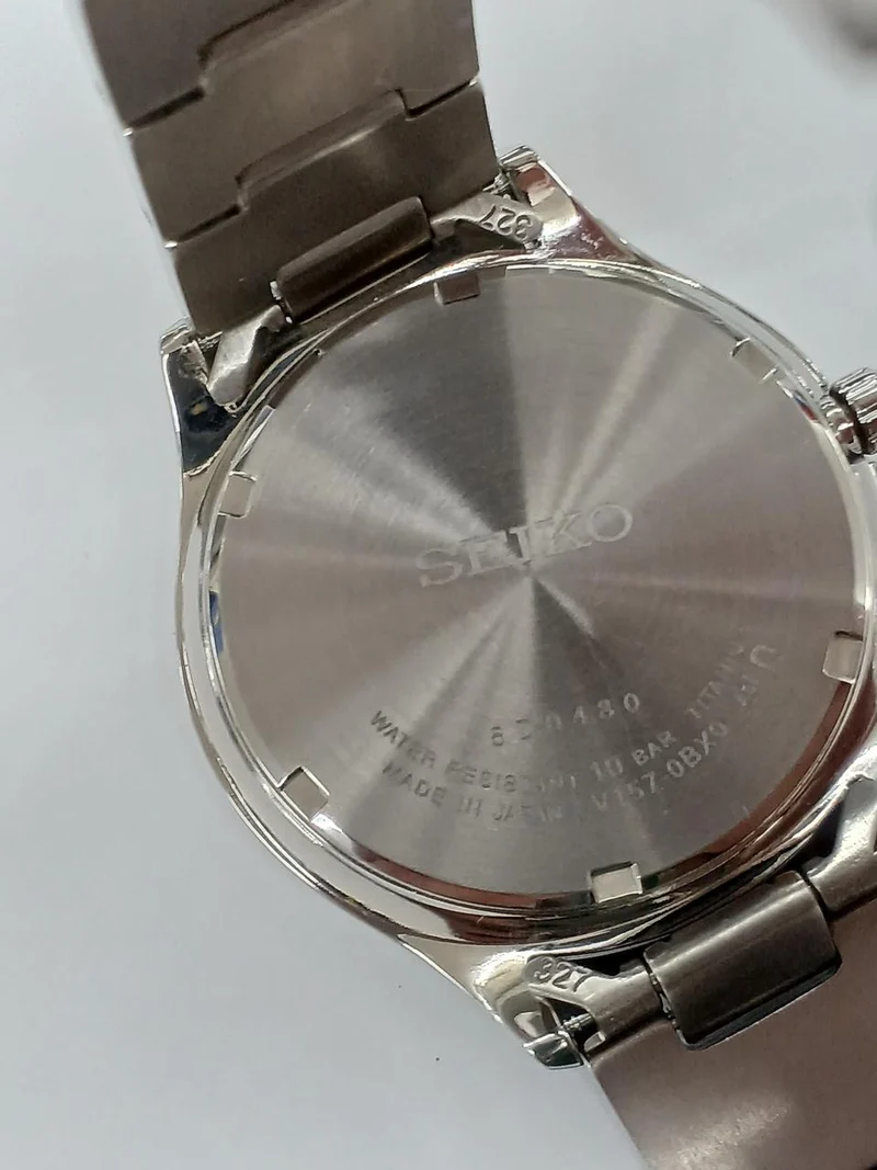 SEIKO Solar-Armbanduhr aus Titan V157-0BX0