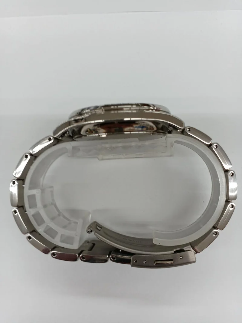 SEIKO Solar-Armbanduhr aus Titan V157-0BX0